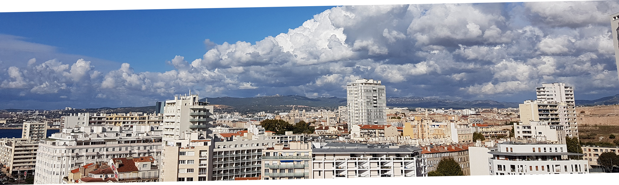 Photo panoramique de Marseille, zone à fort potentiel pour l’immobilier patrimonial, domaine d’expertise du blog d’actualités de Methys Patrimoine